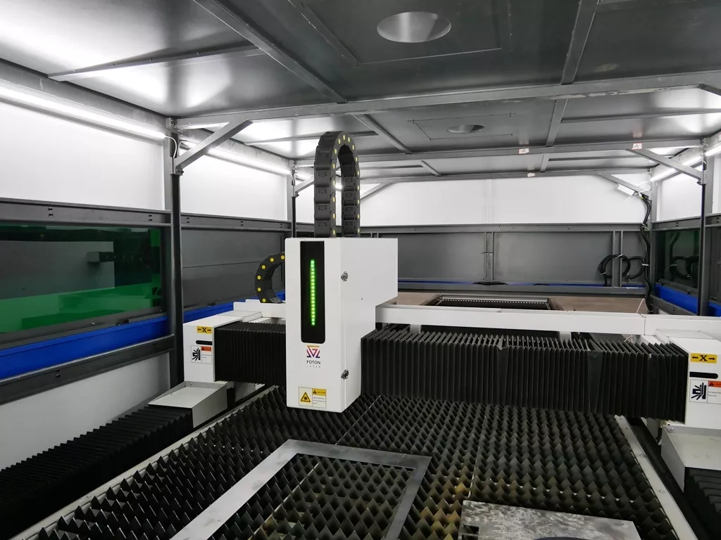 FL-L1560FH-1000-Raycus Оптоволоконный станок лазерной резки для листового металла с кабинетной защитой
