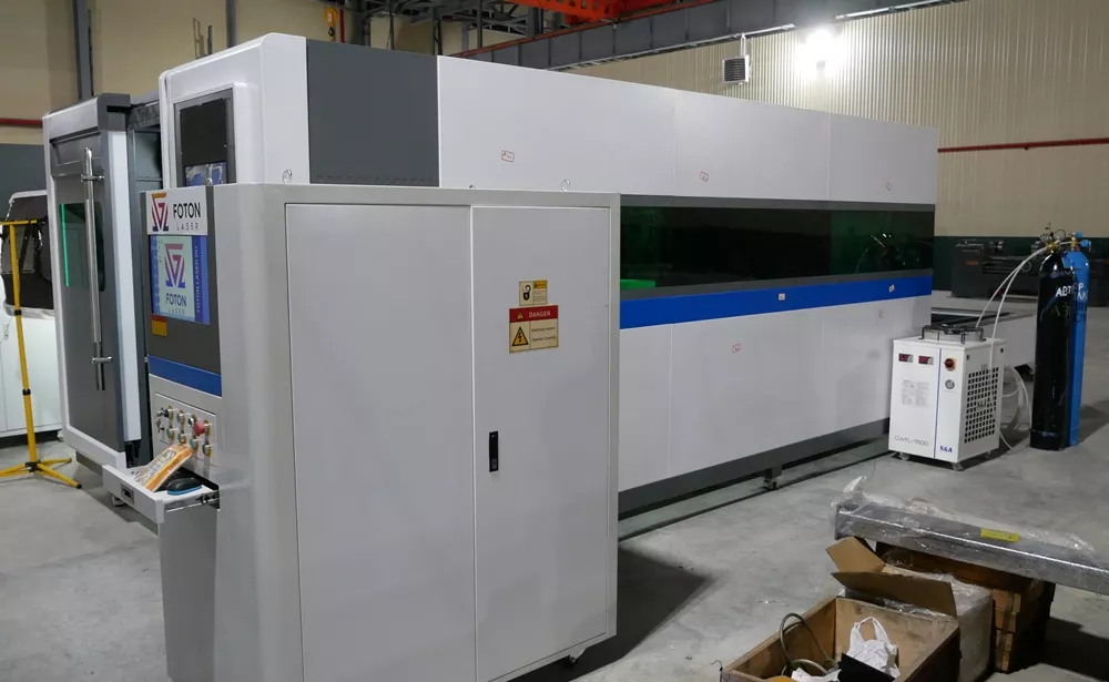 FL-L1530FH-1500-IPG Волоконный станок лазерной резки листового металла с кабинетной защитой