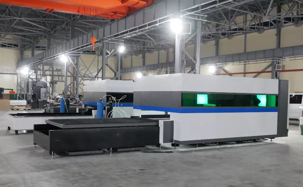 FL-L1530FHE-1000-IPG Лазерный станок для резки листового металла с кабинетной защитой и сменным столом