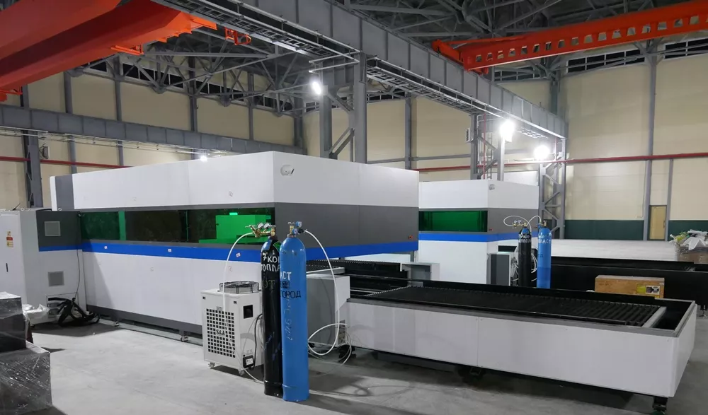 FL-L1560FHE-1000-IPG Лазерный станок для резки листового металла с кабинетной защитой и сменным столом