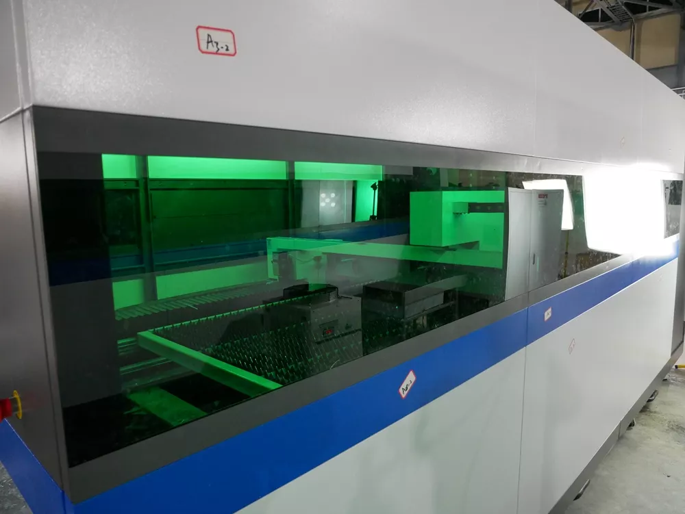 FL-L1560FH-6000-Raycus Лазерный аппарат для раскроя листового металла с кабинетной защитой