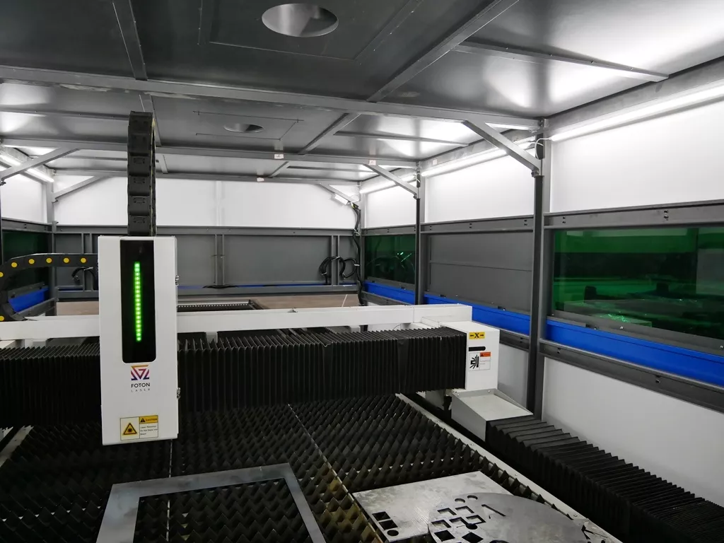 FL-L1560FH-1000-Raycus Оптоволоконный станок лазерной резки для листового металла с кабинетной защитой